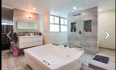 Venta de casa en condominio en Lomas de Tecamachalco , con acabados de lujo