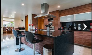 Venta de casa en condominio en Lomas de Tecamachalco , con acabados de lujo