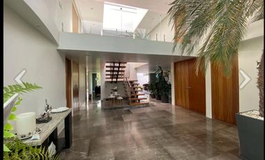 Venta de casa en condominio en Lomas de Tecamachalco , con acabados de lujo