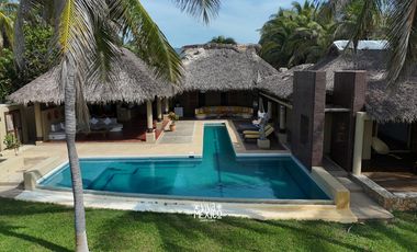 Casa en venta frente a playa ventanilla en Puerto Escondido, Oaxaca