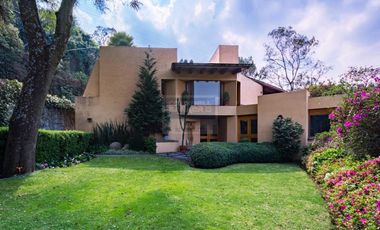CERRADA DE CUMBRES DE ACULTZINGO, Espectacular casa en exclusiva calle cerrada.