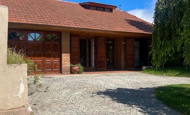 ALQUILER TEMPORARIO - Chalet 5 ambientes, a 7 cuadras de la costa - 7 plazas.