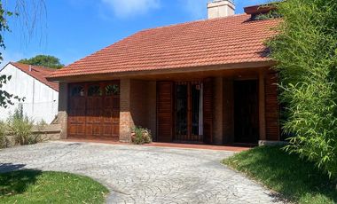 ALQUILER TEMPORARIO - Chalet 5 ambientes, a 7 cuadras de la costa - 7 plazas.