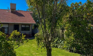 ALQUILER TEMPORARIO - Chalet 5 ambientes, a 7 cuadras de la costa - 7 plazas.