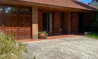 ALQUILER TEMPORARIO - Chalet 5 ambientes, a 7 cuadras de la costa - 7 plazas.