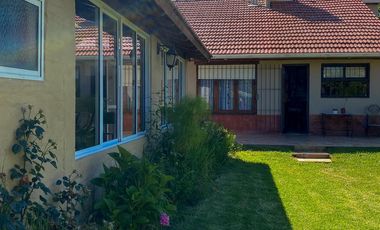 ALQUILER TEMPORARIO - Chalet 5 ambientes, a 7 cuadras de la costa - 7 plazas.