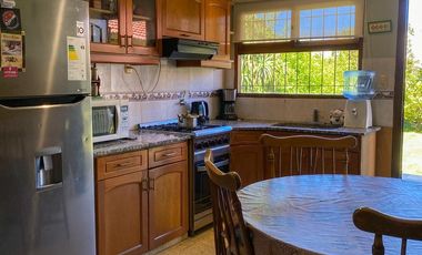 ALQUILER TEMPORARIO - Chalet 5 ambientes, a 7 cuadras de la costa - 7 plazas.