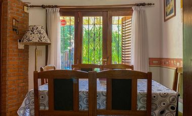 ALQUILER TEMPORARIO - Chalet 5 ambientes, a 7 cuadras de la costa - 7 plazas.