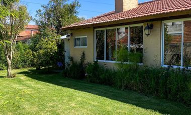 ALQUILER TEMPORARIO - Chalet 5 ambientes, a 7 cuadras de la costa - 7 plazas.