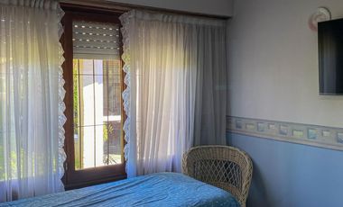 ALQUILER TEMPORARIO - Chalet 5 ambientes, a 7 cuadras de la costa - 7 plazas.