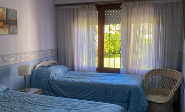 ALQUILER TEMPORARIO - Chalet 5 ambientes, a 7 cuadras de la costa - 7 plazas.