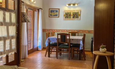 ALQUILER TEMPORARIO - Chalet 5 ambientes, a 7 cuadras de la costa - 7 plazas.