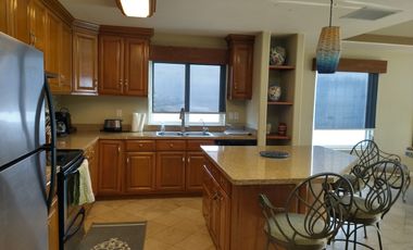 Hogar Costero de 3 Recámaras con Vista al Mar y Amenidades Premium