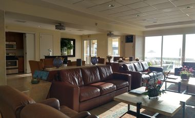Hogar Costero de 3 Recámaras con Vista al Mar y Amenidades Premium