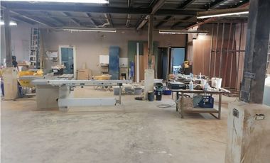 Se alquila galera con oficinas y Paneles solares