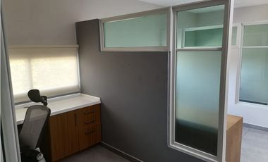 Se alquila galera con oficinas y Paneles solares