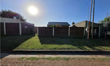 Vendo Casa Con Dos Dormitorios y Amplio Patio en Caseros, Entre Ríos.