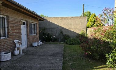 Vendo Casa Con Dos Dormitorios y Amplio Patio en Caseros, Entre Ríos.