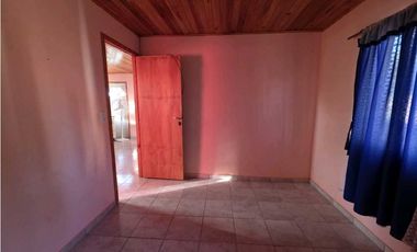 Vendo Casa Con Dos Dormitorios y Amplio Patio en Caseros, Entre Ríos.
