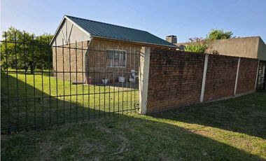 Vendo Casa Con Dos Dormitorios y Amplio Patio en Caseros, Entre Ríos.