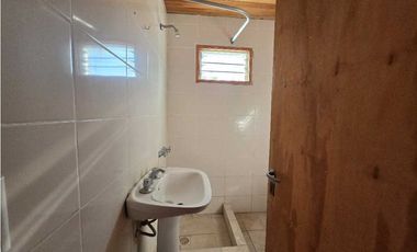 Vendo Casa Con Dos Dormitorios y Amplio Patio en Caseros, Entre Ríos.