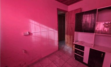 Vendo Casa Con Dos Dormitorios y Amplio Patio en Caseros, Entre Ríos.