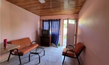 Vendo Casa Con Dos Dormitorios y Amplio Patio en Caseros, Entre Ríos.