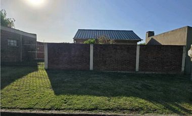 Vendo Casa Con Dos Dormitorios y Amplio Patio en Caseros, Entre Ríos.