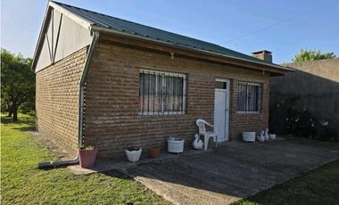 Vendo Casa Con Dos Dormitorios y Amplio Patio en Caseros, Entre Ríos.