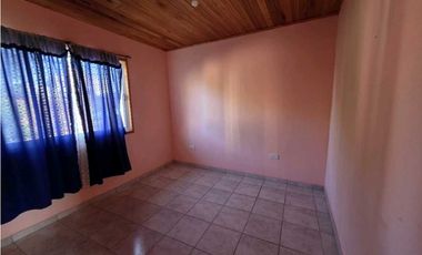 Vendo Casa Con Dos Dormitorios y Amplio Patio en Caseros, Entre Ríos.