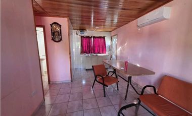 Vendo Casa Con Dos Dormitorios y Amplio Patio en Caseros, Entre Ríos.