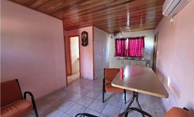 Vendo Casa Con Dos Dormitorios y Amplio Patio en Caseros, Entre Ríos.