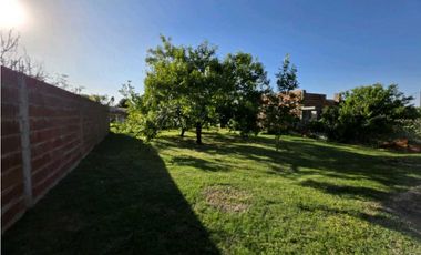 Vendo Casa Con Dos Dormitorios y Amplio Patio en Caseros, Entre Ríos.