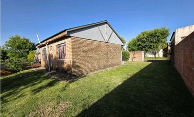 Vendo Casa Con Dos Dormitorios y Amplio Patio en Caseros, Entre Ríos.