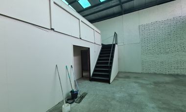 GALPÓN TECHADO 267 M2 PORTUGAL CON AV MATTA