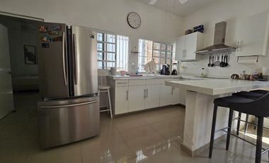 COMODA , FUNCIONAL Y MODERNA CASA, BIEN UBICADA DENTRO DEL FRACCIONAMIENTO COSTA AZUL.