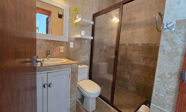 COMODA , FUNCIONAL Y MODERNA CASA, BIEN UBICADA DENTRO DEL FRACCIONAMIENTO COSTA AZUL.