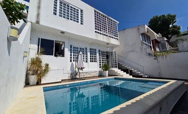 COMODA , FUNCIONAL Y MODERNA CASA, BIEN UBICADA DENTRO DEL FRACCIONAMIENTO COSTA AZUL.