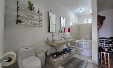 COMODA , FUNCIONAL Y MODERNA CASA, BIEN UBICADA DENTRO DEL FRACCIONAMIENTO COSTA AZUL.