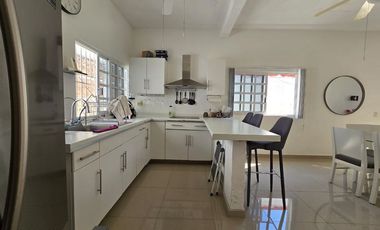 COMODA , FUNCIONAL Y MODERNA CASA, BIEN UBICADA DENTRO DEL FRACCIONAMIENTO COSTA AZUL.