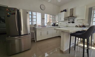 COMODA , FUNCIONAL Y MODERNA CASA, BIEN UBICADA DENTRO DEL FRACCIONAMIENTO COSTA AZUL.