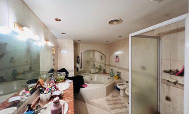 Casa de 5 ambientes con playroom y cuarto de servicio en venta, en Martínez