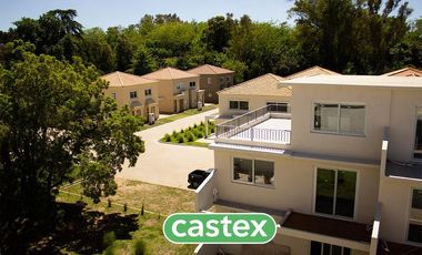 Departamento de 2 dormitorios con cochera  en venta en Saravi Village