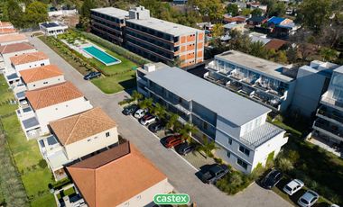 Departamento de 2 dormitorios con cochera  en venta en Saravi Village