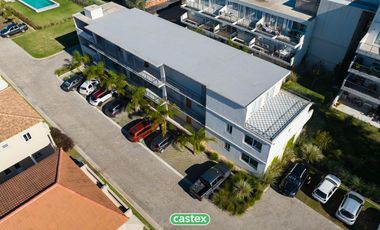 Departamento de 2 dormitorios con cochera  en venta en Saravi Village