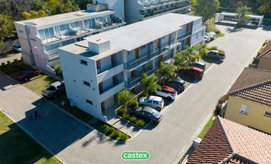 Departamento de 2 dormitorios con cochera  en venta en Saravi Village