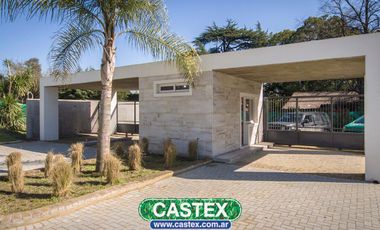 Departamento de 2 dormitorios con cochera  en venta en Saravi Village