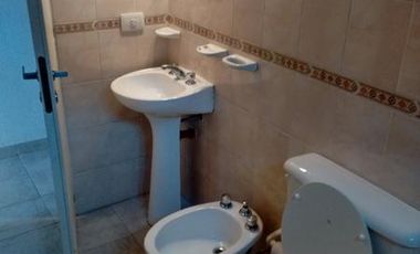 Excelente 2 ambientes en planta alta con Aire acondicionado y estufa. Departamento - Turdera San Benito 131