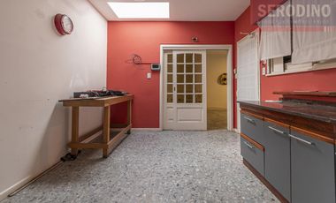 Hermoso chalet con amplio quincho y deck