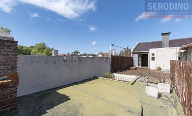 Hermoso chalet con amplio quincho y deck